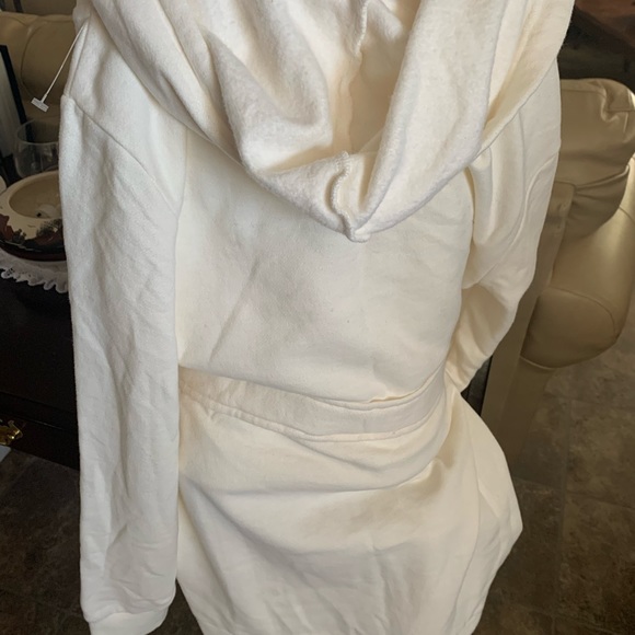 Plush & Lush  Cream hoodie with belt. New - Picture 3 of 6